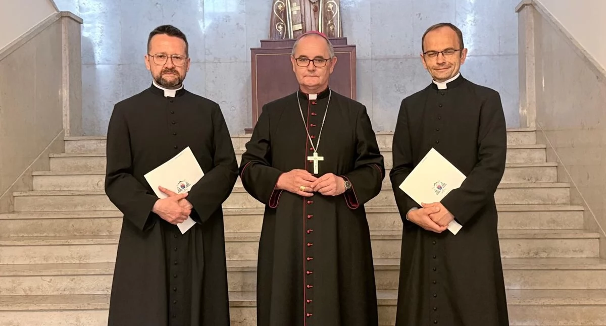 Ks. Tomasz Wojtal (pierwszy z prawej) zostanie proboszczem parafii w Dąbrówce Małej. Nowym kanclerzem katowickiej kurii został ks. Adam Pawlaszczyk (pierwszy z lewej). W środku arcybiskup Andrzej Przybylski.
