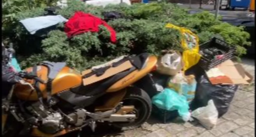 Rzeczy pozostawione przez Hindusa. Źródło: https://www.facebook.com/MBeliczynski