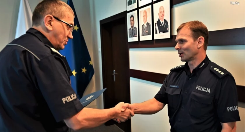 Nadkom. Paweł Rybarczyk (z prawej) w dniu przejścia na emeryturę.