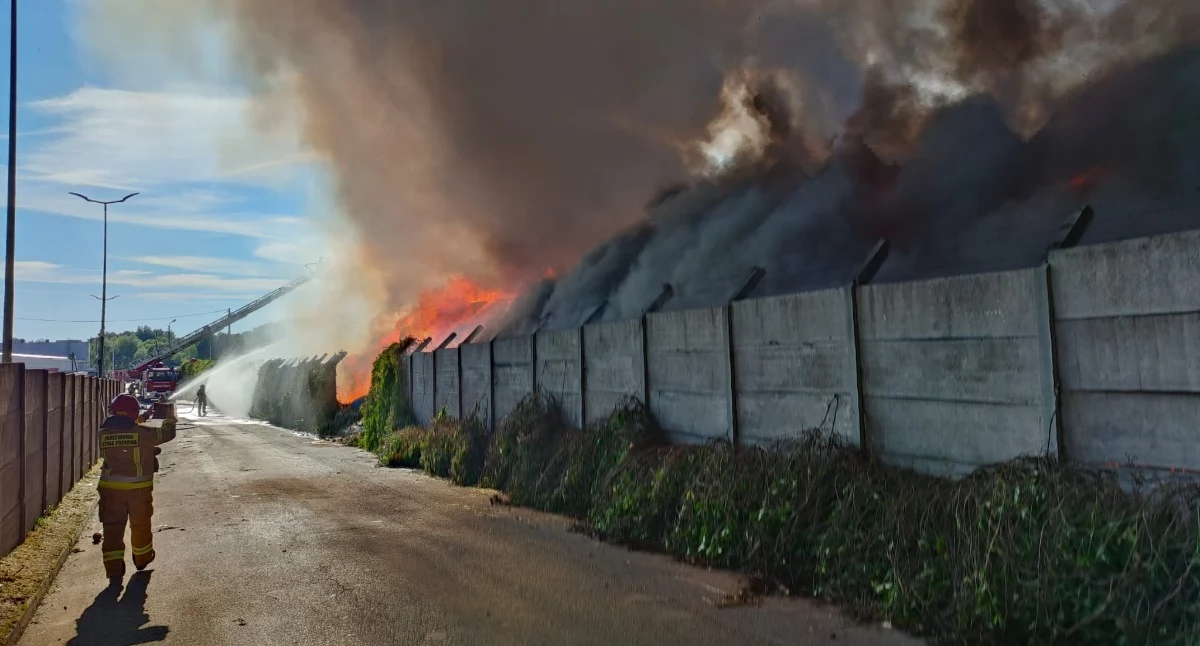 Pożary, Pożar Chorzowie terenie dużej firmy zajmującej odpadami kilkaset śmieci - zdjęcie, fotografia
