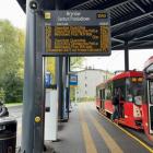 Osobne tablice są na przystanku tramwajowym i autobusowym.