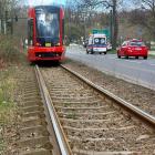 Linia tramwajowa na al. Korfantego jest w większości jednotorowa.