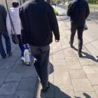 Zamiast kwiatów, wiele osób przyniosło na pogrzeb karmę dla zwierząt.