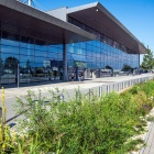 Zieleń przed terminalami w Katowice Airport (1)
