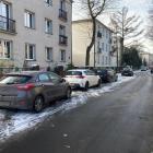 Miejsca parkingowe zostały wyznaczone po południowej stronie ulicy.