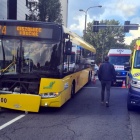 Wypadek autobusu na os. Paderewskiego, fot. KM PSP Katowice (3)