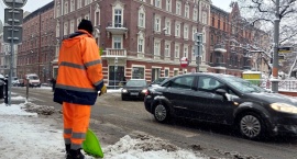 Walka z opadami śniegu trwa. Strażacy interweniowali w centrum Katowic