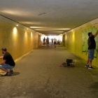 Artyści malują mural w przejściu pod torami łączącym ulice Wojewódzką i ... (3)