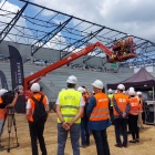 Zawieszenie wiechy na budowe stadionu (1)