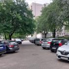 Nawet w wakacje w środku dnia aut jest tu dużo.