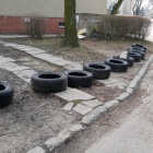 Opony na zieleńcu