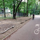 Kierowcy rozjeżdżają drogi rowerowe w rejonie Doliny Trzech Stawów (2)