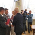 Dariusz Łyszko odbiera podziękowania od Marcina Krupy i Macieja Biskupskiego