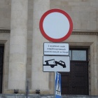 Wjazd na plac przed katerdą