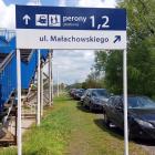 Żeby przejść między peronami trzeba pokonać niewygodne schody.