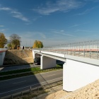 csm_Wiadukt_kolejowy_nad_autostrada_A1__pod_wiaduktem_samochod__fot._Szymon_Grochowski_...
