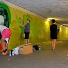 Artyści malują mural w przejściu pod torami łączącym ulice Wojewódzką i ...