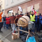 Protest związkowców przed biurem poselskim Morawieckiego (9)