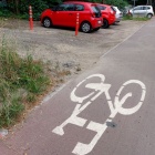 Kierowcy rozjeżdżają drogi rowerowe w rejonie Doliny Trzech Stawów (4)
