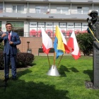 Marcin Krupa przy popiersiu Antoniego Halora