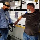 Tomasz Musioł podczas kontroli biletów z użyciem nowego urządzenia 4
