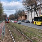 Dwutorowy fragment znajduje się tylko w rejonie przystanku Wełnowiec Gnieźnieńska.