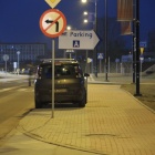 Samochód na ścieżce rowerowej