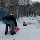 Pierwsze zjazdy na sankach w Parku Kościuszki (1)