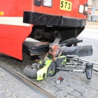 Zderzenie hulajnogi elektrycznej z tramwajem (2)