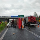 Wywrotka ciężarówki na A4 (2)