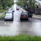 Dziecko wypada z samochodu (2)