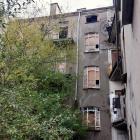 Po napisach widać, że wiele osób „zwiedza” ten budynek. 