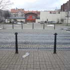Słupki na przejściu na plac do katedry