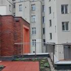 Lokatorzy mają do dyspozycji świetlicę i klub seniorów.