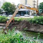 W niektórych miejscach prace trzeba było prowadzić koparką z długim ramieniem.