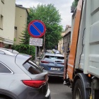 Problem z przejazdem śmieciarki na ull. Różanej w Katowicach (7)