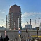 Wieża jest widoczna z wielu punktów w centrum miasta.