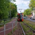 Tramwaj na dwutorowym odcinku linii wzdłuż al. Korfantego.