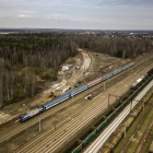 csm_Widok_z_gory_na_prace_na_lacznicy_w_Zawierciu__po_torach_jedzie_pociag_PKP_Intercit...