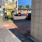 Mercedes uderzył w kamienicę w Załężu (4)