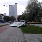 Silmny wiatr przewrocil lawete