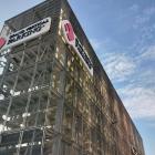 Ta sama firma wyprodukowała, zamontowała i utrzymuje parkingi.
