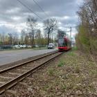 Linia tramwajowa na al. Korfantego jest w większości jednotorowa.