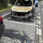 Jeszcze w piątek po południu na ul. Adamskiego stał wrak spalonego samochodu.