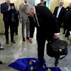 Grzegorz Braun depcze flagę UE (źródło: facebook.com/konfederacjakoronypolskiej)