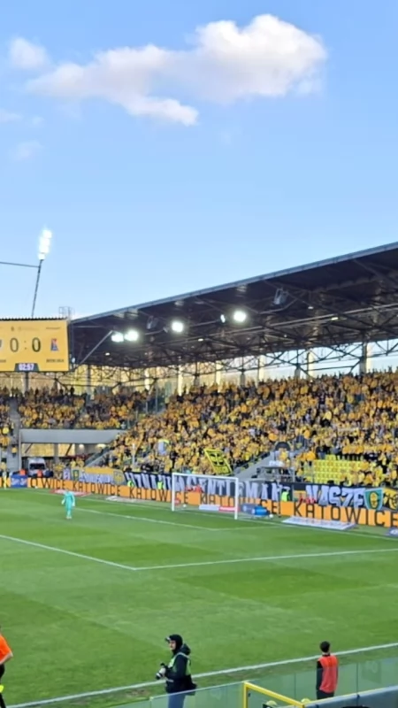 Murawa na stadionie miejskim została źle wykonana. Trzeba ją wymienić