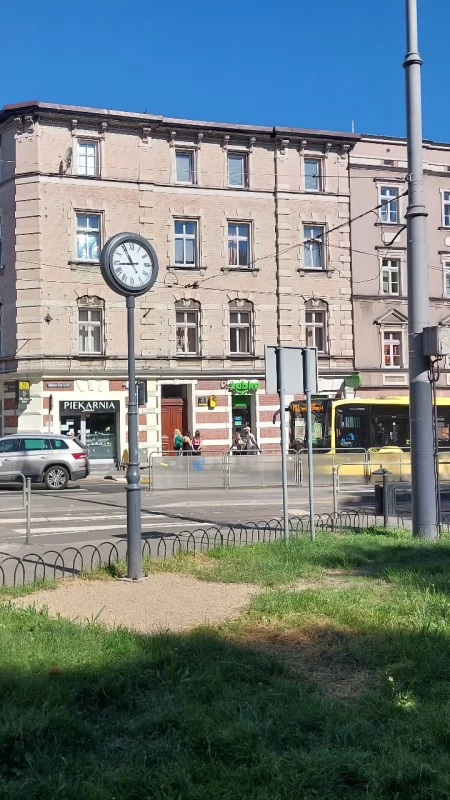 Na placu Miarki znów można umawiać się „pod zegarem”. Mieszkanka doprowadziła do jego powrotu