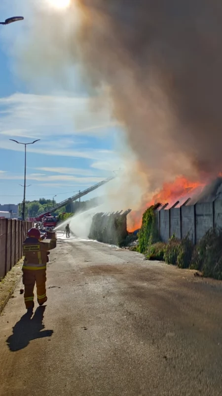 Pożar w Chorzowie na terenie dużej firmy zajmującej się odpadami. Pali się kilkaset ton śmieci