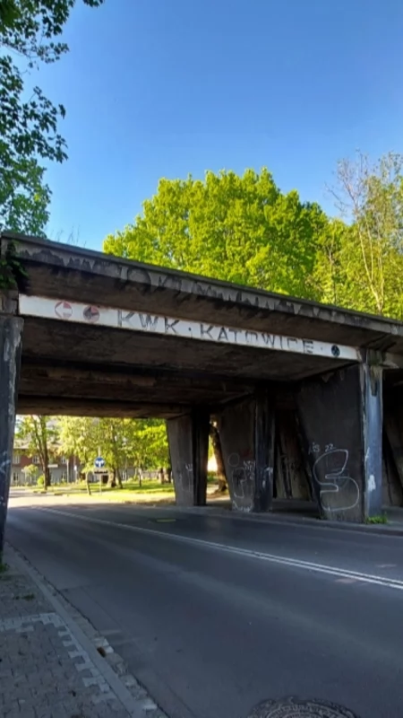 Wiadukt, którym jeździły pociągi do KWK Katowice, miał być wyburzony. Miasto zastanawia się, co z nim zrobić