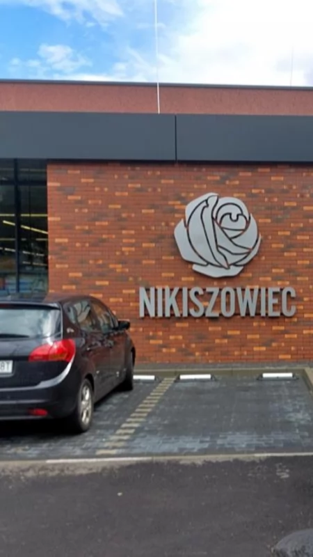 Klinkier, róża i wielki pylon. Lidl próbował nawiązać do architektury Nikiszowca